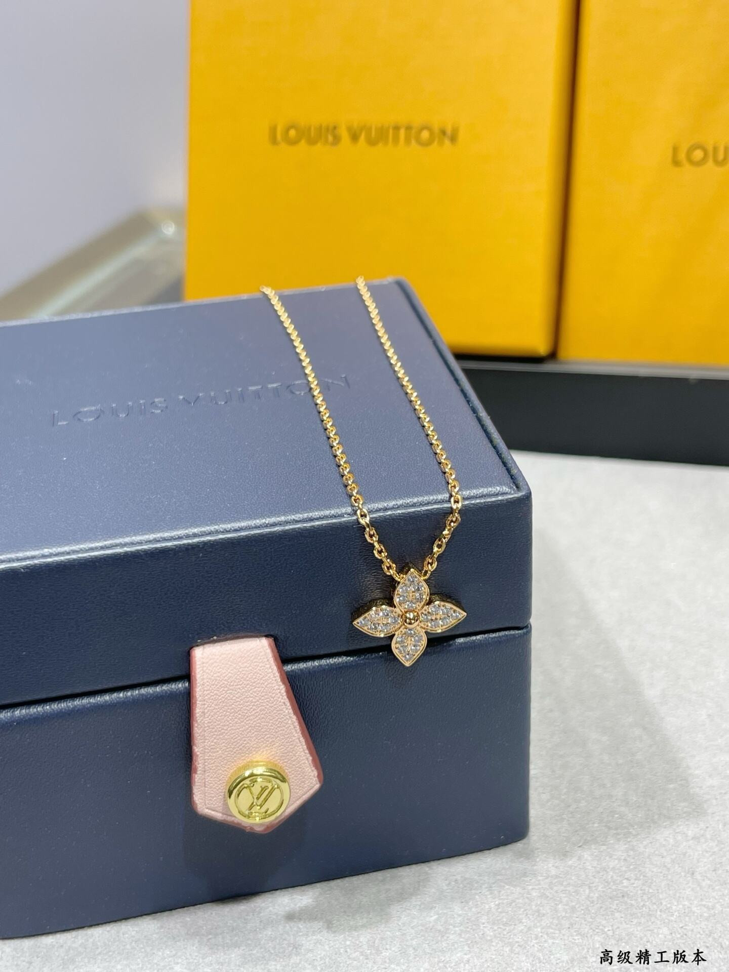 lv single flower full Di*m*nd necklace