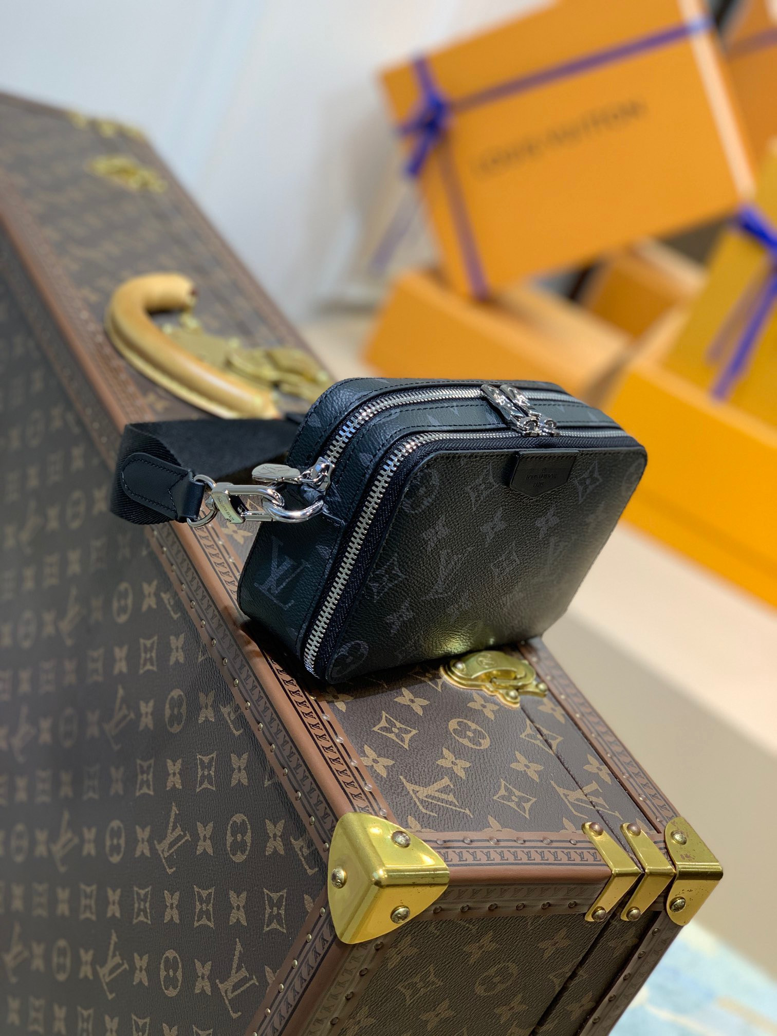LV ALPHA WEARABLE WALLET M80741