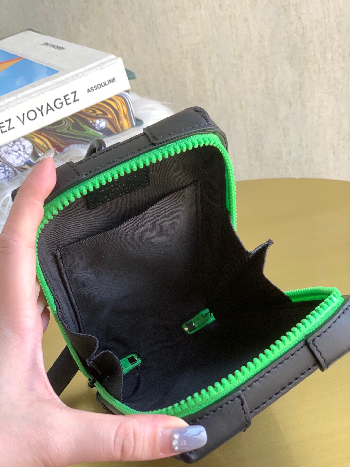 LV VERTICAL SOFT TRUNK M80144